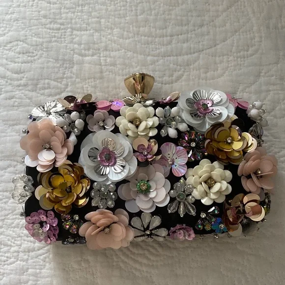 3D floral clutch bag🌺🌸 - Picture 3 of 6